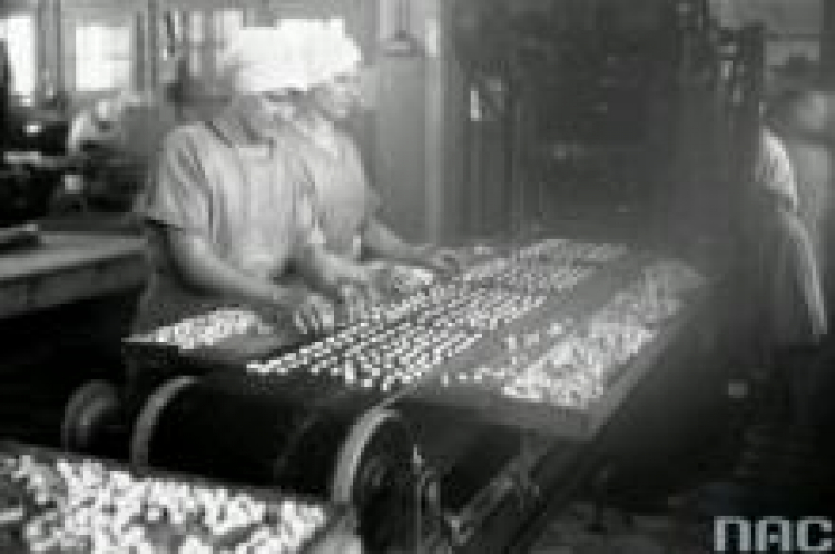 Fabryka czekolady i cukrów A. Piaseckiego S.A. w Krakowie - gotowe wyroby cukiernicze. 1932 r. Fot. NAC