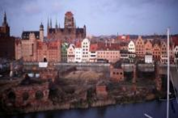 Widok na Wyspę Spichrzów oraz panorama miasta Gdańska. Fot. PAP/R. Jocher 