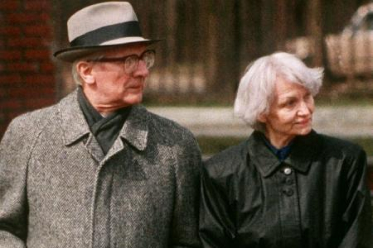Erich Honecker i jego żona Margot na terenie chilijskiej ambasady w Moskwie. 1992-04-17. Fot. PAP/EPA