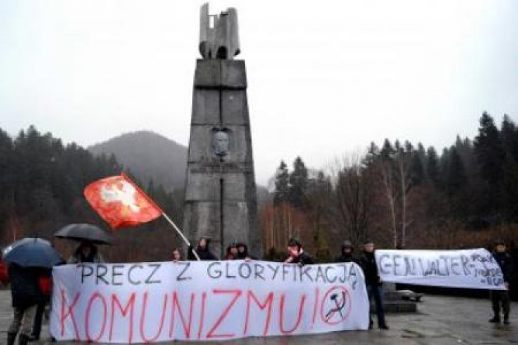 Grupa osób pikietuje przed pomnikiem gen. Świerczewskiego w Jabłonkach w Bieszczadach. Fot. PAP/D. Delmanowicz