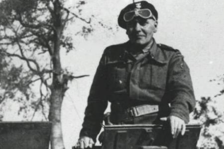 Gen. Stanisław Maczek w czasie walk 1 Dywizji Pancernej w Holandii. 1944 r. Fot. NAC