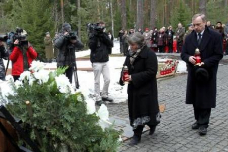 Bogdan Zdrojewski (P) oraz Izabela Sariusz-Skąpska (2P) zapalają znicze na cmentarzu w Katyniu. Fot. PAP/ R. Pietruszka Bogdan Zdrojewski (P) oraz Izabela Sariusz-Skąpska (2P) zapalają znicze na cmentarzu w Katyniu. Fot. PAP/ R. Pietruszka
