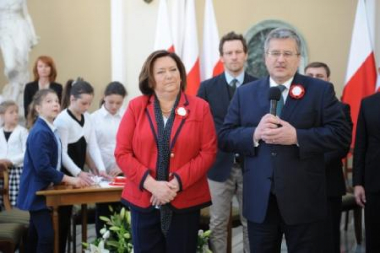 Prezydent Bronisław Komorowski i Anna Komorowska podczas spotkania w Pałacu Prezydenckim z uczniami. Fot. PAP/J. Turczyk