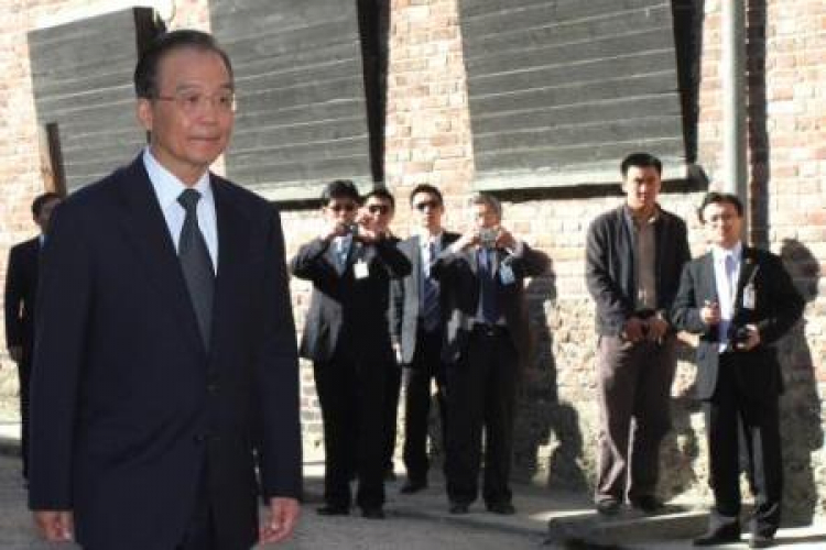 Premier Chin Wen Jiabao przy Ścianie Śmierci w byłym niemieckim obozie zagłady KL Auschwitz. Fot. PAP/J. Bednarczyk