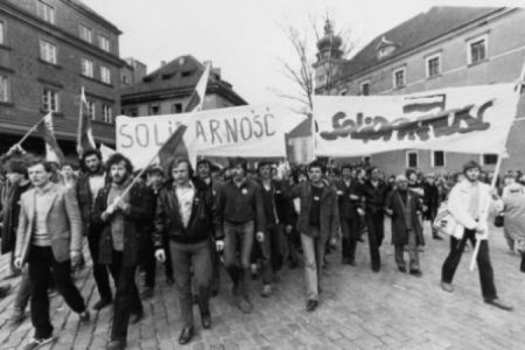 Manifestacja przeciwników stanu wojennego i władz komunistycznych. Warszawa, 1982-05-01. Fot. PAP/CAF 