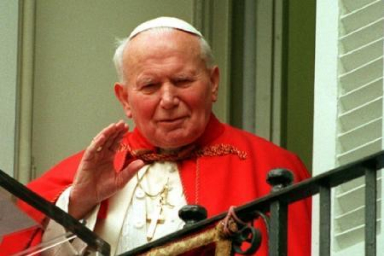 Jan Paweł II błogosławi wiernych z balkonu swej letniej rezydencji w Castel Gandolfo. 1998-04-13. Fot. PAP/EPA 