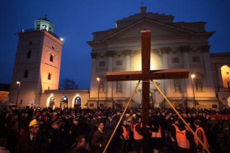 Droga Krzyżowa w Warszawie. Fot. PAP/ T. Gzell