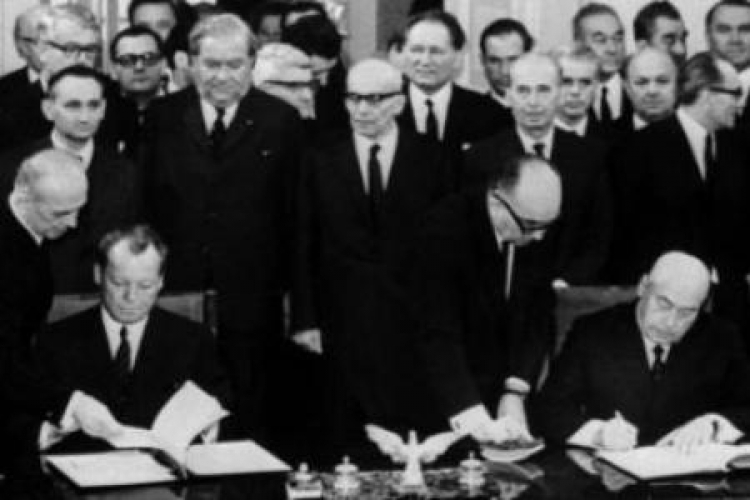 Podpisanie układu o podstawach normalizacji stosunków między PRL i RFN. Warszawa, 1970-12-07. Fot. PAP/M. Musiał