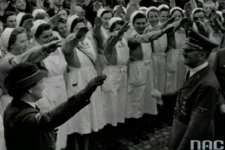 Kobiety z Pomocniczej Służby Kobiet Niemieckiego Czerwonego Krzyża pozdrawiają Adolfa Hitlera. 1943 r. Fot. NAC