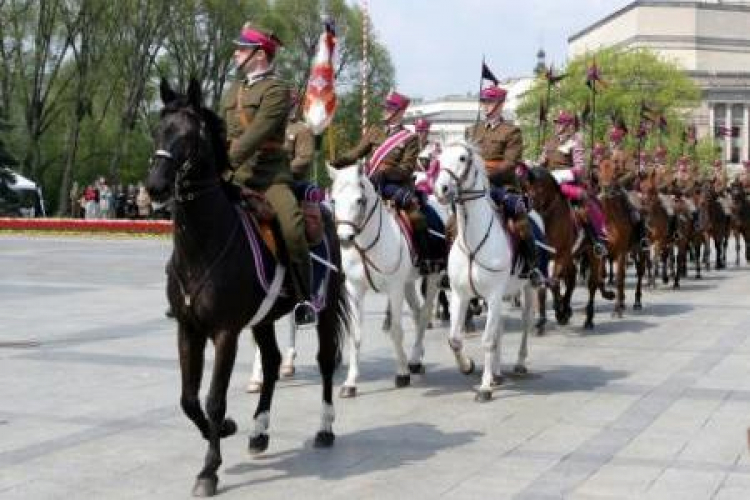 Szwadron kawalerii na Pl. Piłsudskiego w Warszawie. Fot. PAP/R. Pietruszka