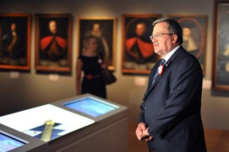 Prezydent Bronisław Komorowski zwiedził wystawę Muzeum Historii Polski "Pod wspólnym niebem". Fot. PAP/J. Turczyk