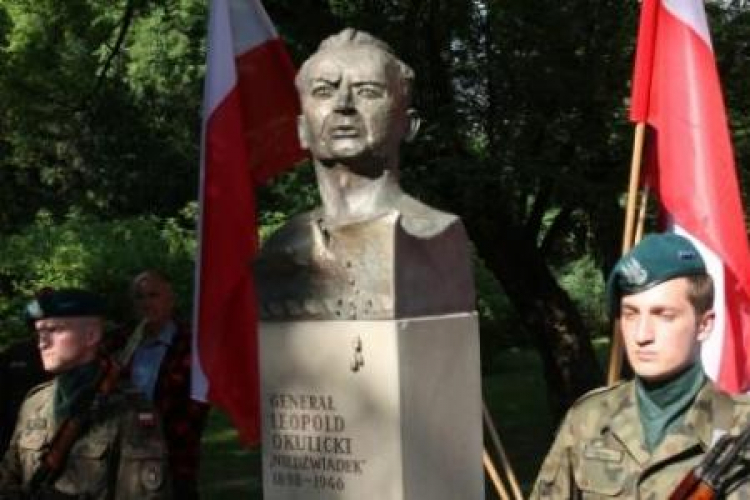 Pomnik gen. Leopolda Okulickiego "Niedźwiadka" w Krakowie. Fot. PAP/J. Bednarczyk