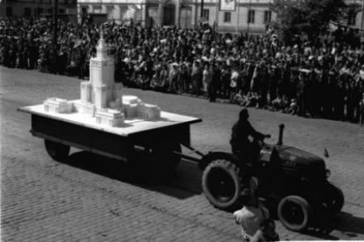 Pochód 1-majowy w Warszawie w 1952 r. W pochodzie budowniczowie PKiN z makietą Pałacu Kultury i Nauki. Fot. PAP/CAF