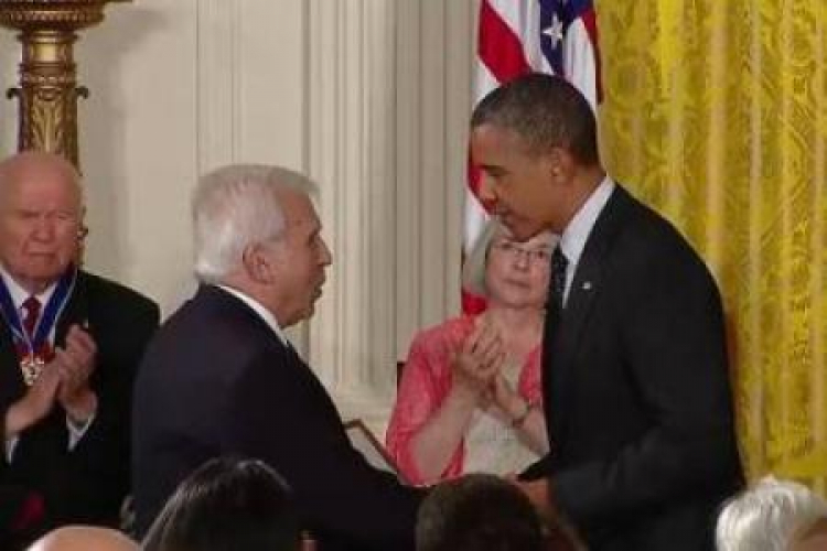 Adam Daniel Rotfeld przyjmuje Medal Wolności dla Jana Karskiego z rąk prezydenta Baracka Obamy. Źródło: MHP