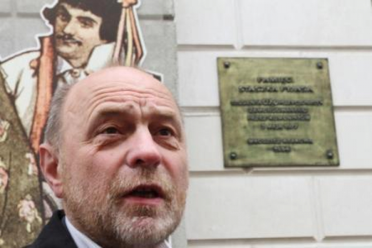 Bogusław Sonik, kolega Stanisława Pyjasa, przed kamienicą przy ul. Szewskiej 7 w Krakowie. Fot. PAP/J. Bednarczyk 