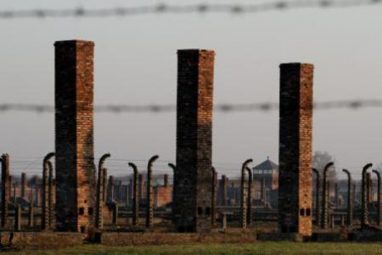 Teren byłego nazistowskiego obozu Auschwitz-Birkenau. Fot. PAP/S. Rozpędzik 