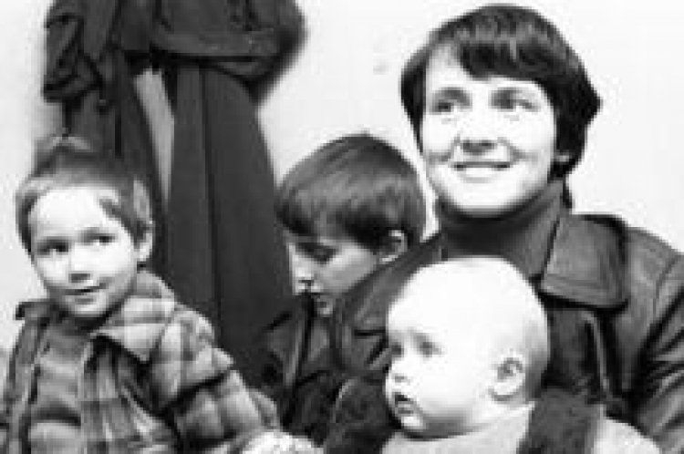 Danuta Wałęsa z dziećmi w Stoczni Gdańskiej. 1981.05.01. Fot. PAP/CAF/S. Kraszewski