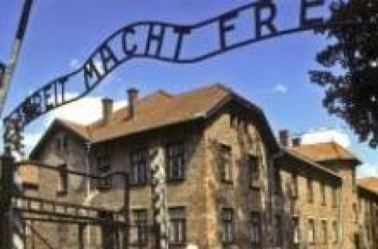 Brama z napisem „Arbeit macht frei” wiodąca do KL Auschwitz. Fot. PAP/J. Ochoński