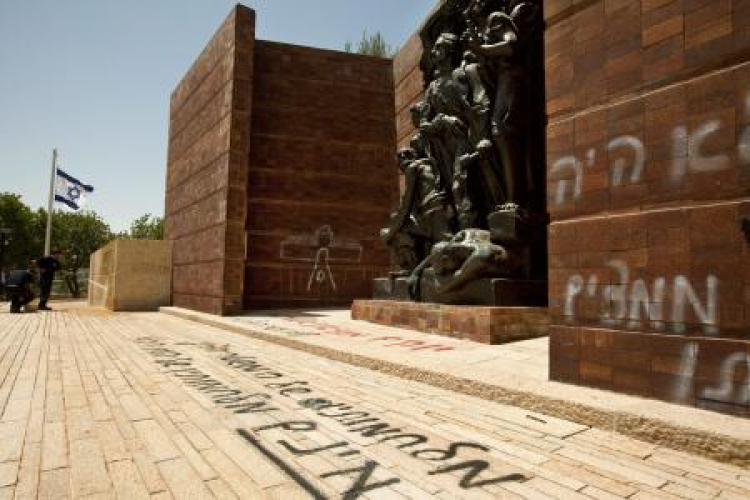 Akty wandalizmu na budynku instytutu Yad Vashem. Fot. PAP/EPA