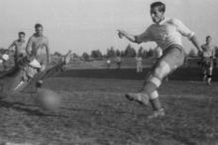 Mecz piłkarskiej drużyny Warszawy z reprezentacją Polski (2:5) na stadionie Legii. 1947-06-04. Fot. PAP/CAF 
