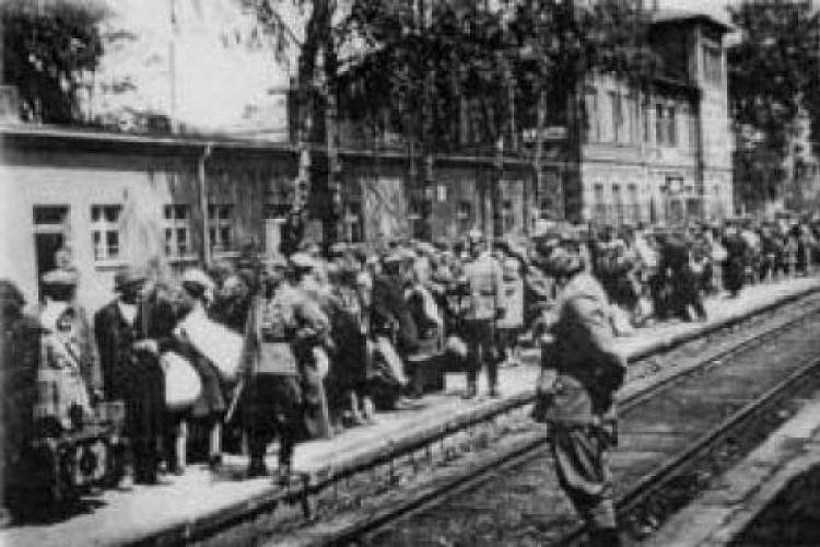 Żydzi olkuscy przed wywiezieniem na dworcu kolejowym w Olkuszu, czerwiec 1942 r. 