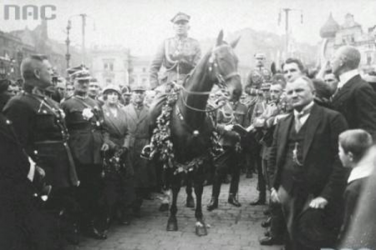 Wkroczenie wojsk polskich na Śląsk - powitanie w Katowicach: gen. Stanisław Szeptycki na Rynku. 1922.06.22. Fot. NAC