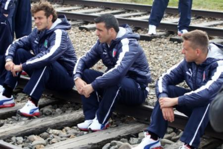 Piłkarze reprezentacji Włoch na EURO 2012 podczas wizyty w byłym obozie zagłady KL Auschwitz-Birkenau. Fot. PAP/G. Momot