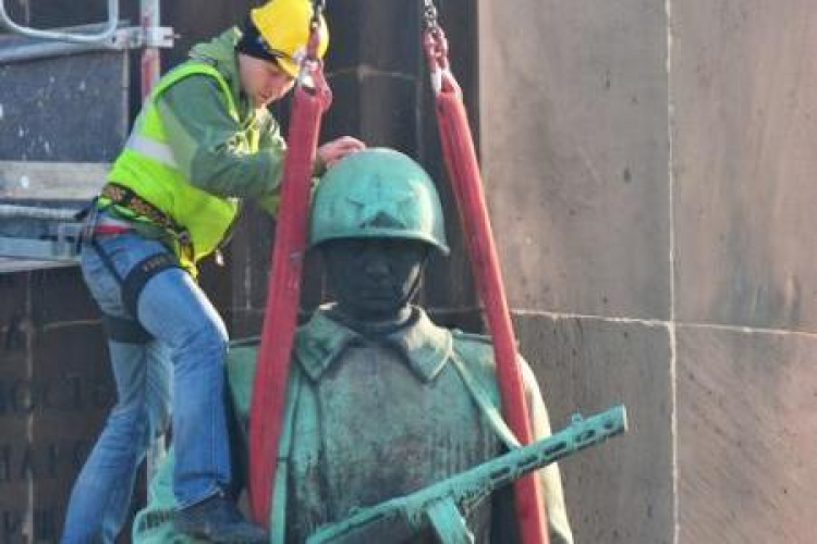 Demontaż pomnika "Czterech śpiących" na pl. Wileńskim w Warszawie. Fot. PAP/A. Hrechorowicz