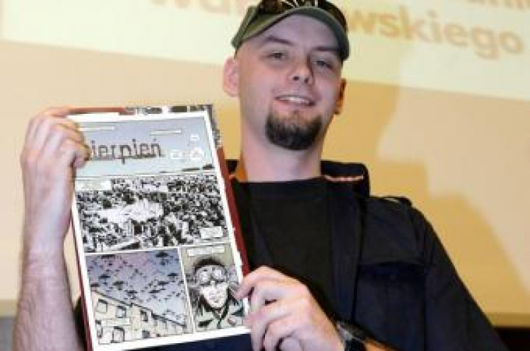 Rafał Bąkowicz - autor komisku "Sierpień" (2008). Fot. PAP/P. Kula