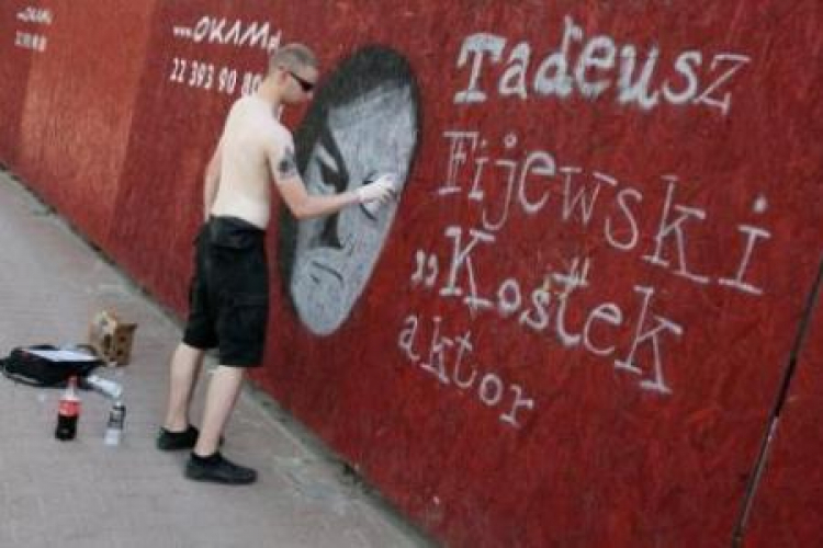 Streetartowcy malują graffiti przedstawiające 63 artystów biorących udział w Powstaniu Warszawskim. Fot. PAP/P. Supernak