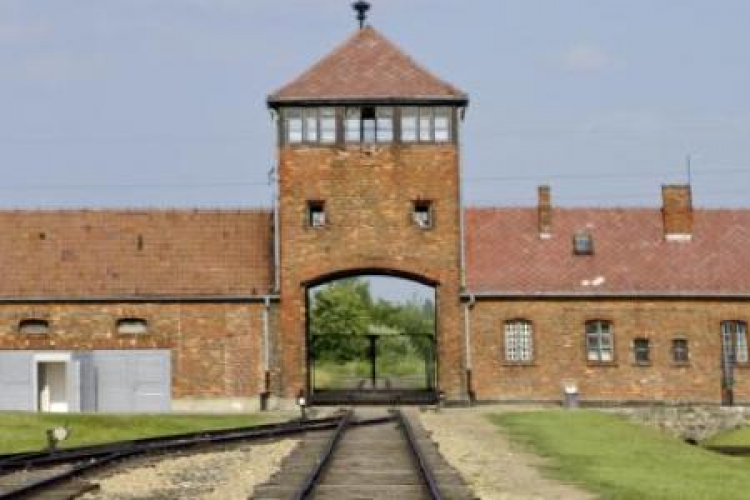 Tory wiodące do Bramy Śmierci KL Auschwitz II-Birkenau. Fot. PAP/J. Ochoński