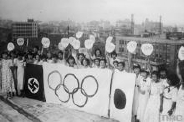 Przygotowania do IO w Tokio w 1940 r. Artystki z flagami niemiecką, japońską i olimpijską. Fot. NAC