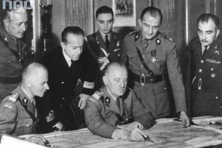 Gen. Sikorski z oficerami nad mapą. Po jego prawej stronie stoi gen. Klimecki. Fot. NAC