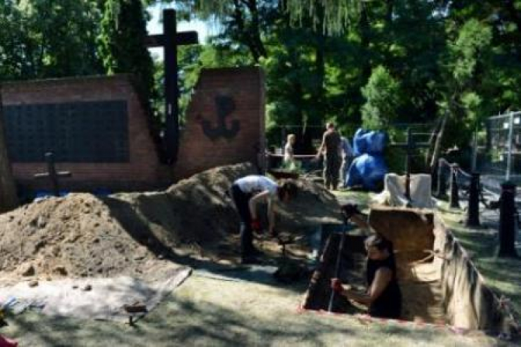 IPN prowadzi ekshumacje ofiar terroru komunistycznego na tzw. Łączce na Powązkach Wojskowych. Fot. PAP/R. Pietruszka
