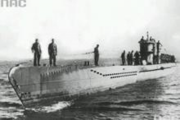 Niemiecki okręt podwodny U-203 (U-Boot typu VII) na Atlantyku. 1942 r. Fot. NAC