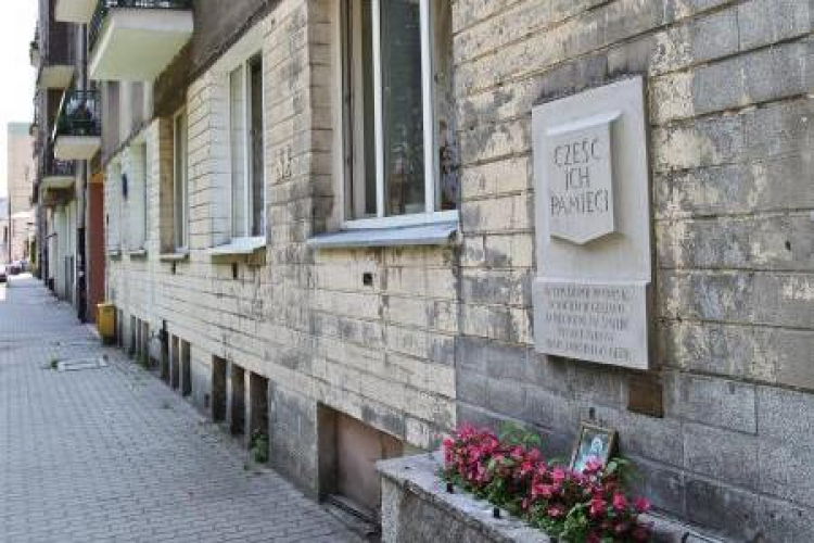 Ul. Żelazna 103, dom w którym gestapo zamordowało tysiące żydów. Fot. PAP/R. Guz 