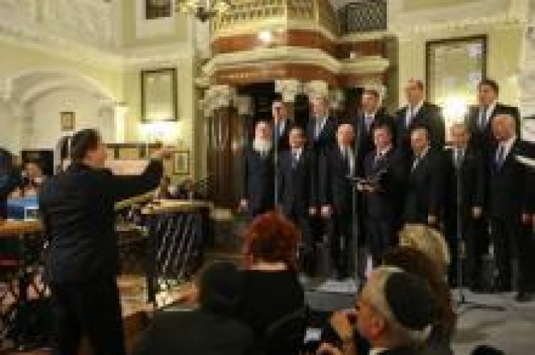 enor Jacov Lemmer wystepuje z towarzyszeniem Chóru Kantorów - Shirt Modhin Choir. Fot. PAP/R. Guz enor Jacov Lemmer wystepuje z towarzyszeniem Chóru Kantorów - Shirt Modhin Choir. Fot. PAP/R. Guz