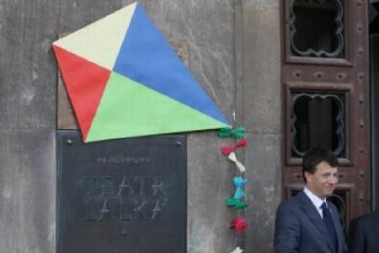 Rzecznik Praw Dziecka Marek Michalak przy wejściu do Teatru Lalka. Fot. PAP/P. Supernak Rzecznik Praw Dziecka Marek Michalak przy wejściu do Teatru Lalka. Fot. PAP/P. Supernak