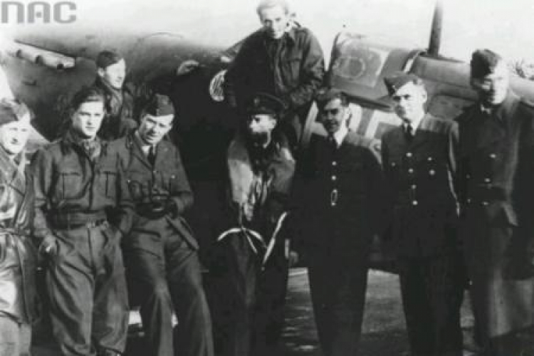 Lotnicy 303 Dywizjonu Myśliwskiego w Wielkiej Brytanii. Fot. NAC
