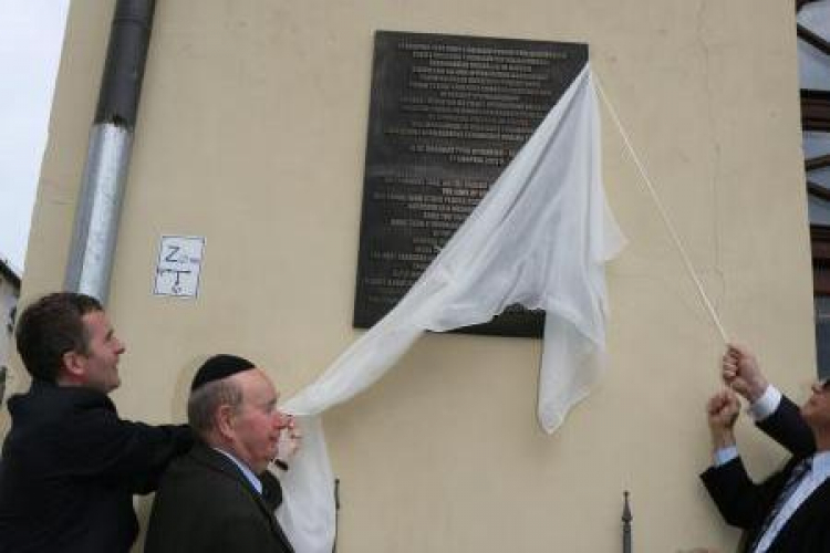 Odsłonięcie tablicy podczas obchodów 70. rocznicy zagłady Żydów z Wieliczki. Fot. PAP/S. Rozpędzik