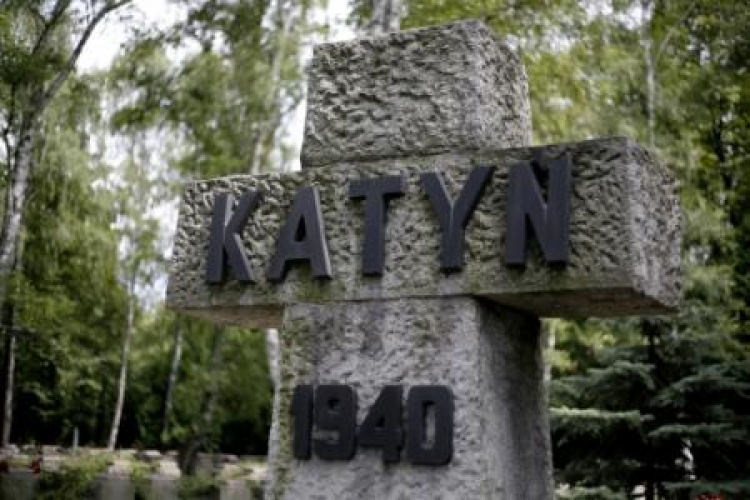 Cmentarz Wojskowy na Powązkach w Warszawie. Nz. pomnik ofiar Katyń 1940. Fot. PAP/L. Szymański 