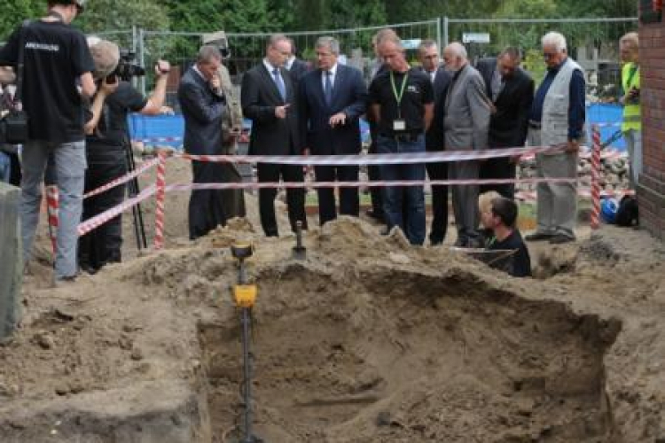 Prezydent Bronisław Komorowski w miejscu ekshumacji na Cmentarzu Wojskowym na Powązkach. Fot. PAP/R. Guz  