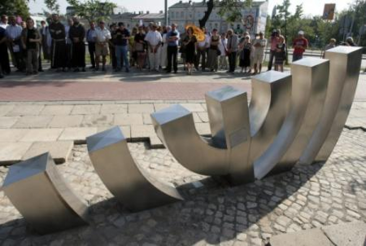 70. rocznica zagłady kieleckiego getta - mieszkańcy miasta przy pomniku Menora. Fot. PAP/P. Polak
