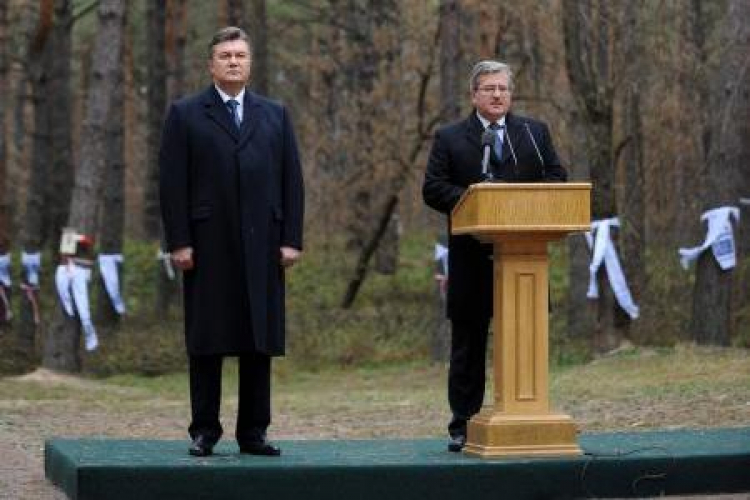Prezydent Bronisław Komorowski oraz Prezydent Ukrainy Wiktor Janukowycz. Bykownia, 28.11.2011. Fot. PAP/J. Turczyk  