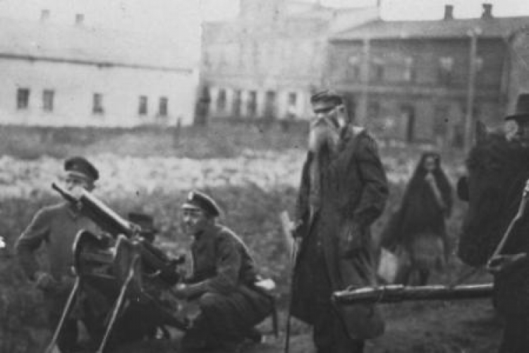 Powstanie Śląskie. Ckm powstańczy na stanowisku do strzelania przeciw samolotom niemieckim. 1919 r. Fot. CAW.