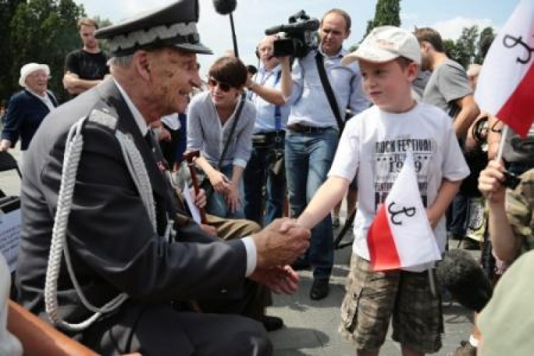 Prezes Zarządu Głównego Związku Powstańców Warszawskich Zbigniew Ścibor - Rylski rozmawia z dziećmi. Fot. PAP/T. Gzell Prezes Zarządu Głównego Związku Powstańców Warszawskich Zbigniew Ścibor - Rylski rozmawia z dziećmi. Fot. PAP/T. Gzell