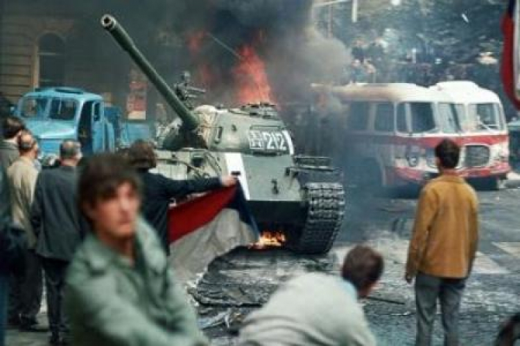 Mieszkańcy Pragi rzucają koktajle Mołotowa, próbując zatrzymać wjeżdżające sowieckie czołgi. 21.08.1968. Fot. PAP/CTK 