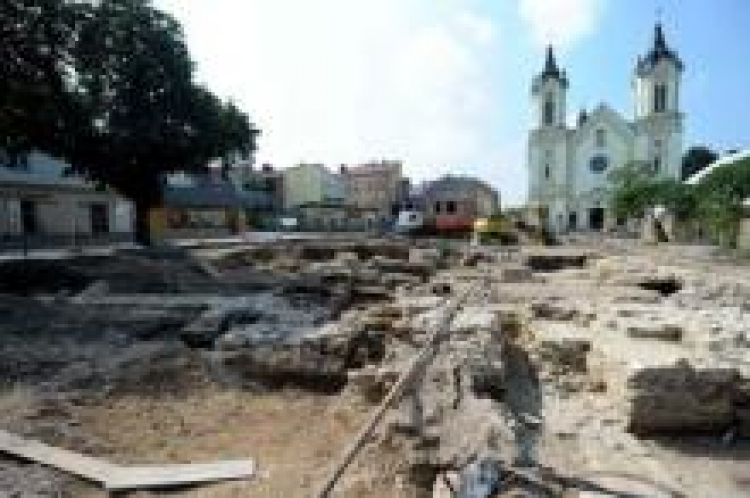 Odkopane fundamenty kościoła kościoła św. Michała w Sanoku. Fot. PAP/D. Delamanowicz