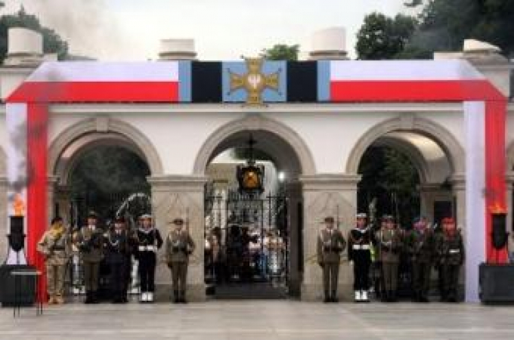 Grób Nieznanego Żołnierza w Warszawie - 68. rocznica wybuchu Powstania Warszawskiego. Fot. PAP/G. Jakubowski Grób Nieznanego Żołnierza w Warszawie - 68. rocznica wybuchu Powstania Warszawskiego. Fot. PAP/G. Jakubowski