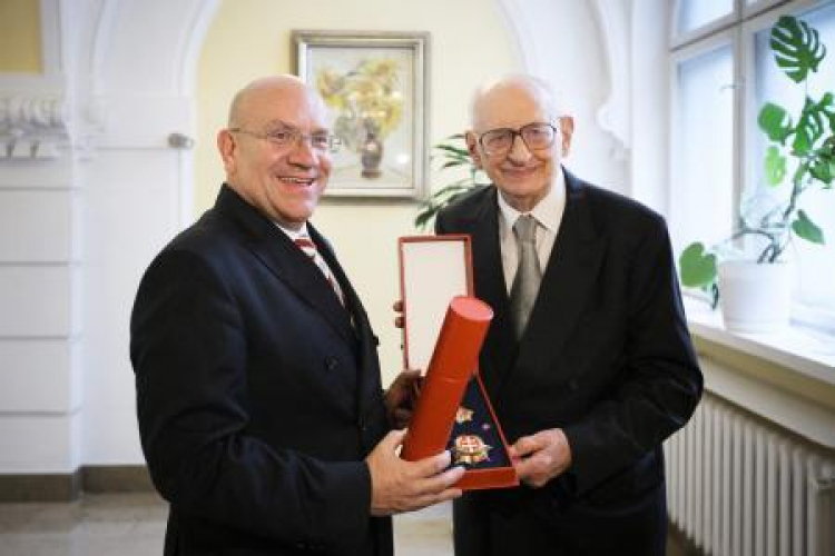 Ambasador Republiki Słowackiej Vasil Grivna i Władysław Bartoszewski. Fot. PAP/P. Supernak